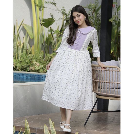 صورة فستان بناتي زهور بنفسجي بقطعة صدر طبقات مطرزة وأزرار | نسمات الخزامى - 1141